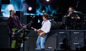 Paul-McCartney-C-performs-009