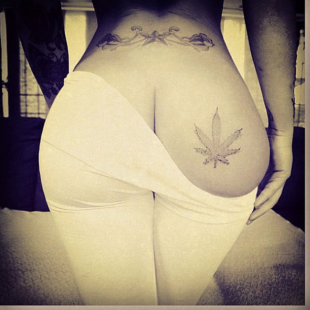 rihanna-lato-b-tattoo-foglia-marijuana-2012-instagram-dicembre-1