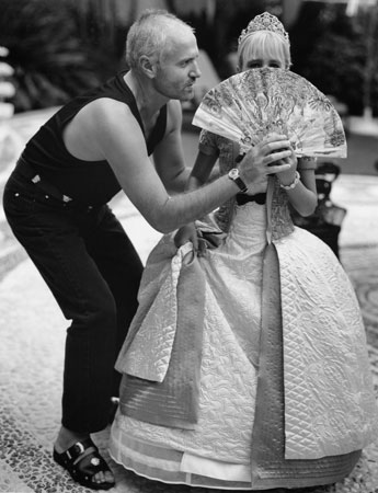 gianni-versace-and-allegra-beck-at-home-in-miami-december-1994